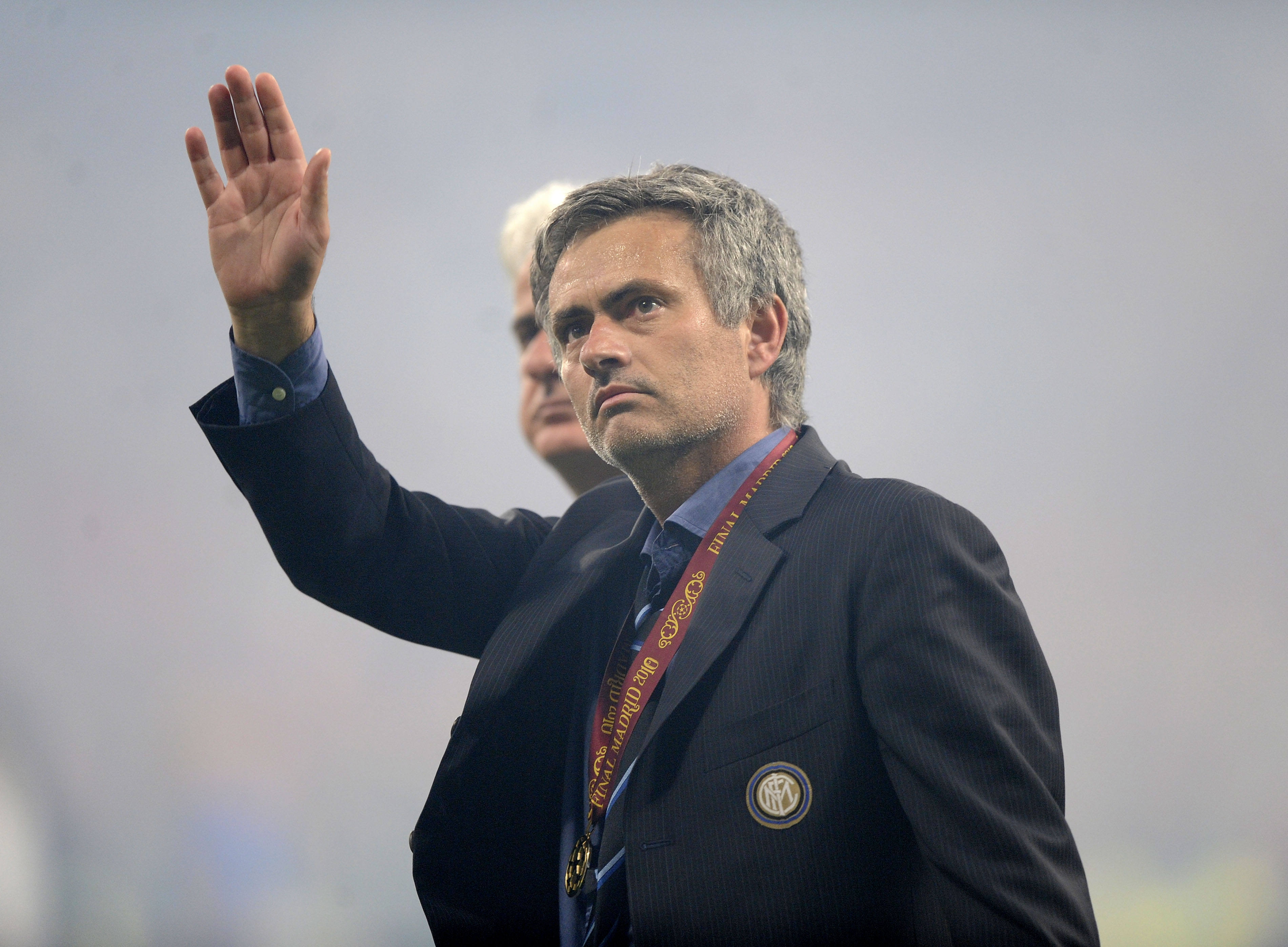 Mourinho vinkar hej då till Inter-fansen.
