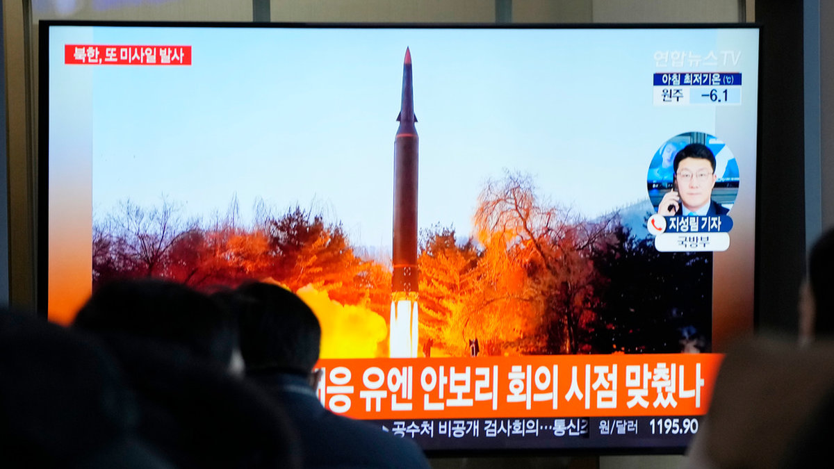 Invånare i Sydkorea tittar på en nyhetssändning där Nordkoreas robottest visas. Arkivbild.