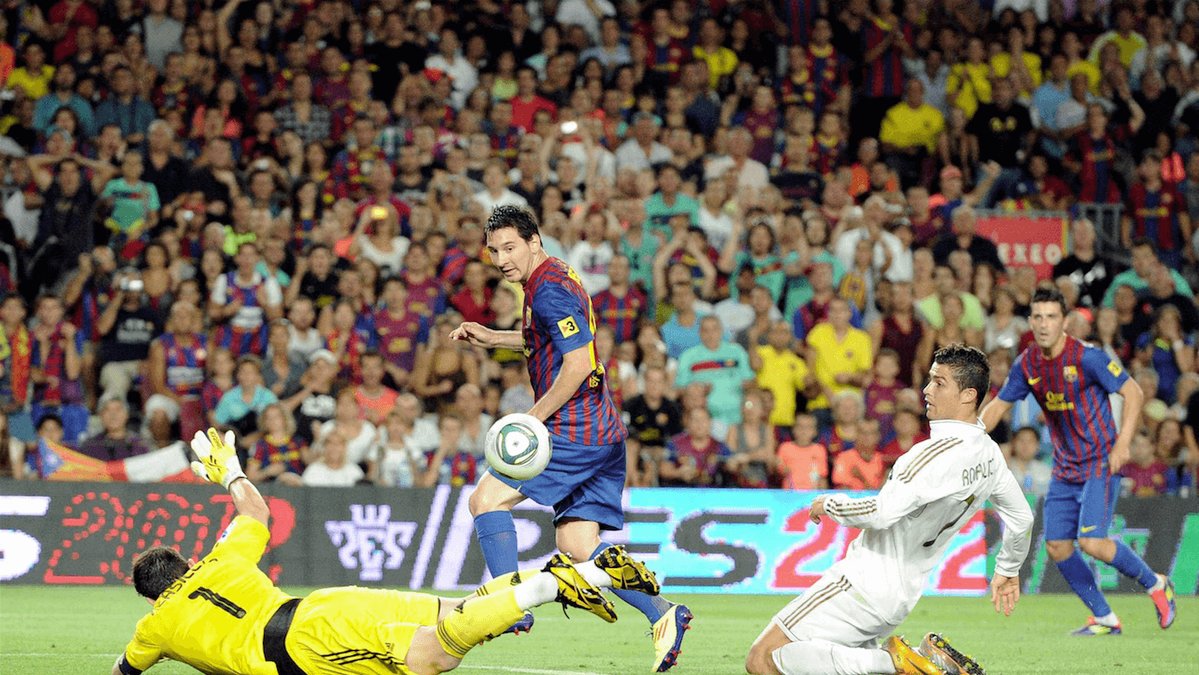 Här gör Messi ett av många mål han gjort på Real Madrid. 