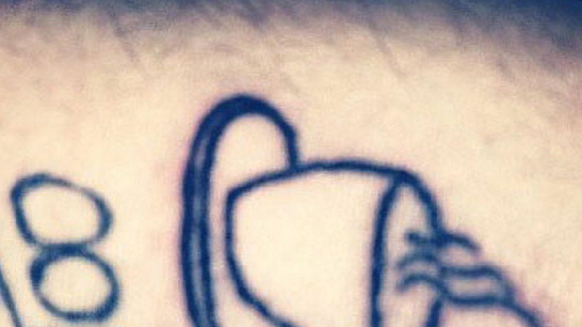 One Direction-stjärnan Louis Tomlinson tatuerade en liten tekopp. 