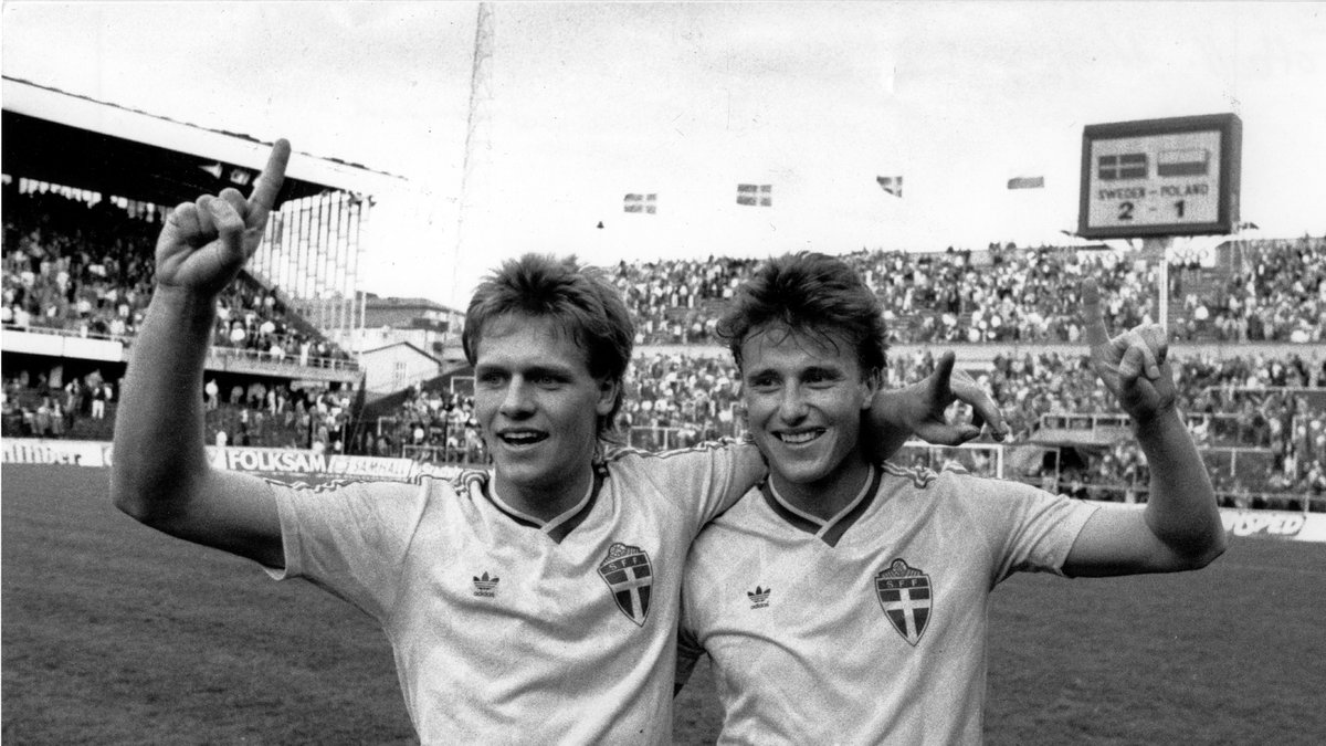 1989: Niklas Larsson och Roger Ljung efter segern i VM-kvalet mot Polen med 2–1.