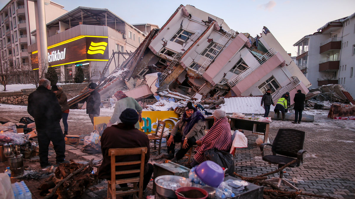 Människor vid en kollapsad byggnad i Golbasi i södra Turkiet på onsdagen. Måndagens jordskalv har krävt mer än 15 000 liv och dödstalen befaras fortsätta öka.
