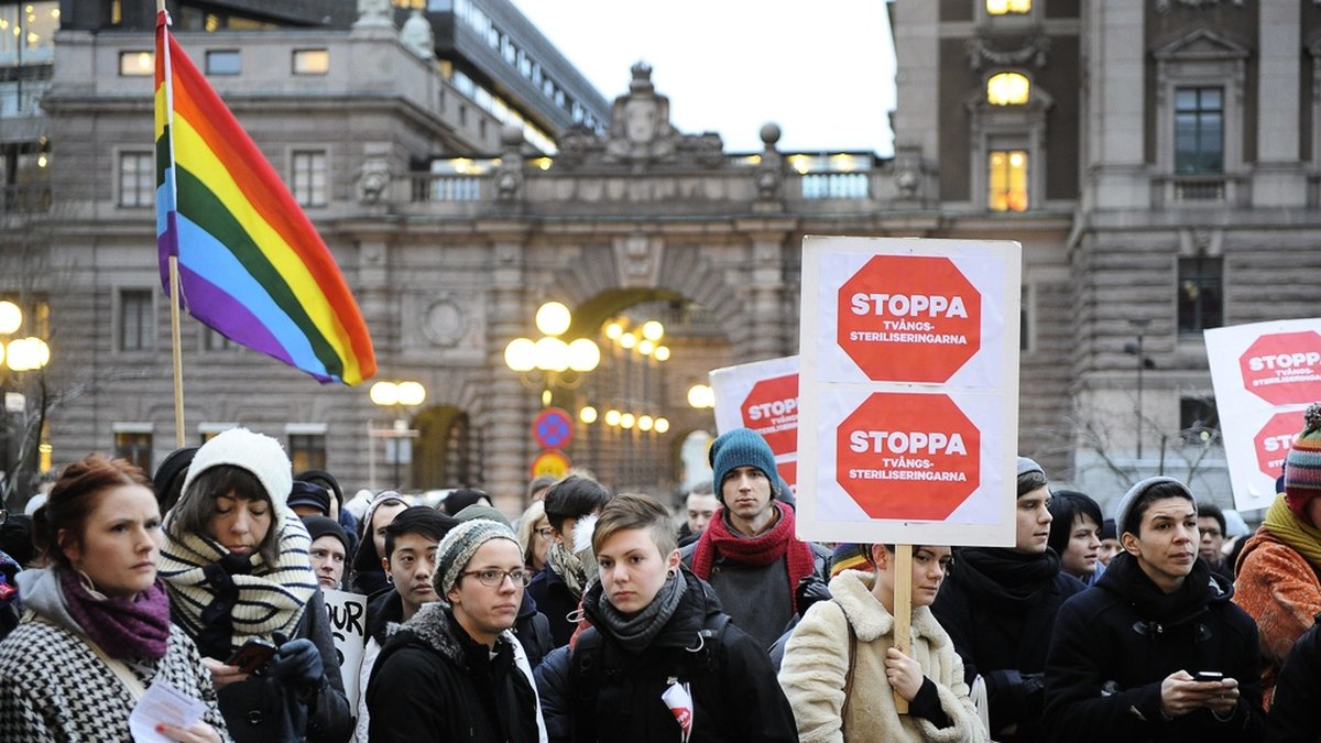 RFSL med flera demonstrerade mot att transpersoner tvingades sterilisera sig för att få byta juridiskt kön, ett krav som avskaffades 2013. Arkivbild.