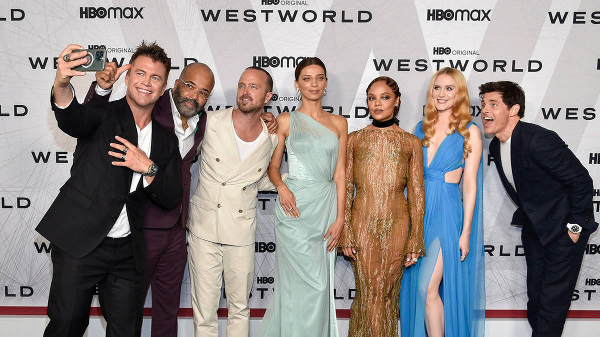 Från vänster: Luke Hemsworth, Jeffrey Wright, Aaron Paul, Angela Sarafyan, Tessa Thompson, Evan Rachel Wood och James Marsden vid premiären av 'Westworlds' fjärde säsong i New York i somras.