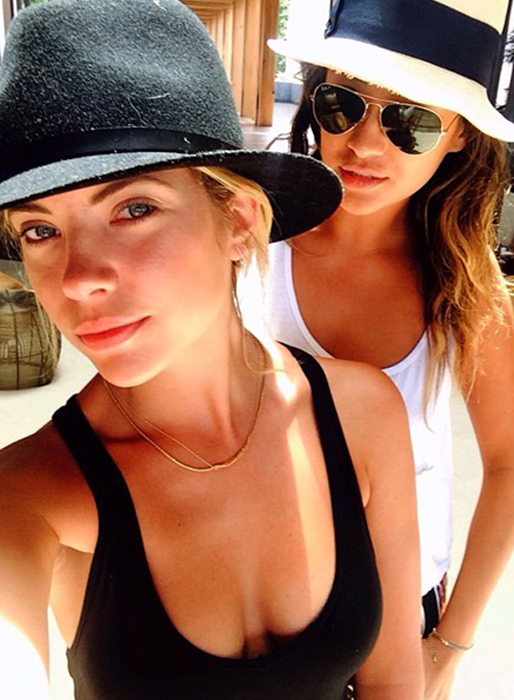 Ashley Benson och hennes väninna njuter av solen. Ashley Benson och hennes väninna njuter av solen.