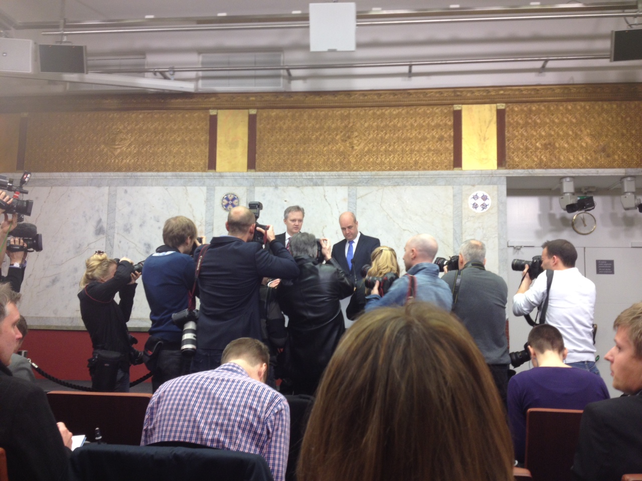 Sten Tolgfors tillsammans med Fredrik Reinfeldt under presskonferensen.