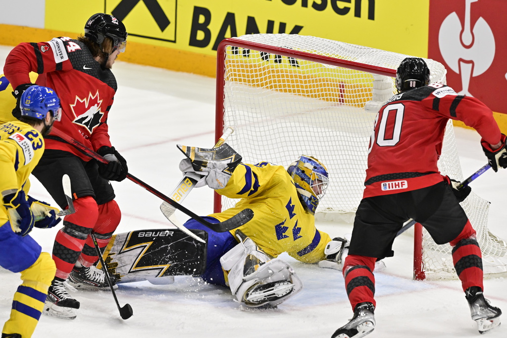 Linus Ullmark och Tre Kronor släppte in två mål i slutet av ordinarie tid – och föll sedan med 3–4 efter förlängning i VM-kvartsfinalen mot Kanada.