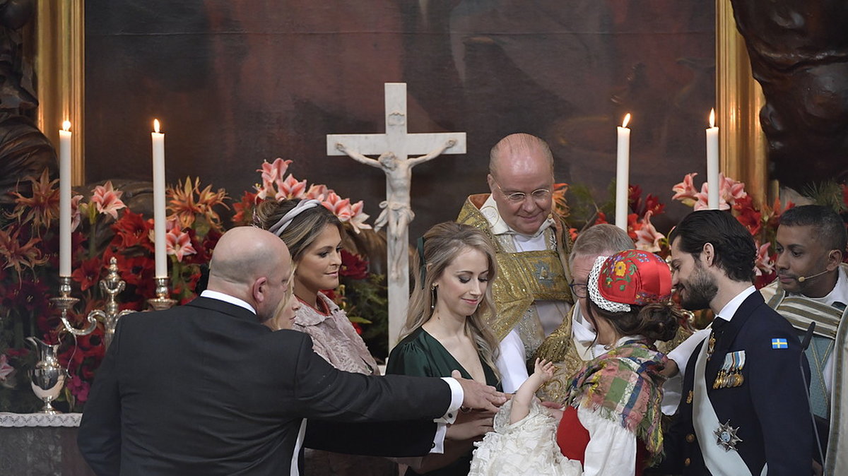 Lillprinsen Gabriel döptes idag. Han grät under ceremonin.