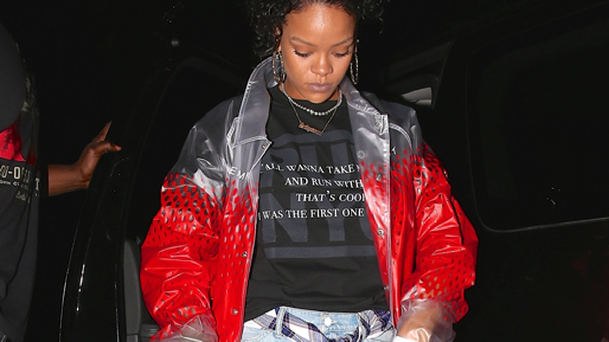 Rihanna i korta jeansshorts i Hollywood. 