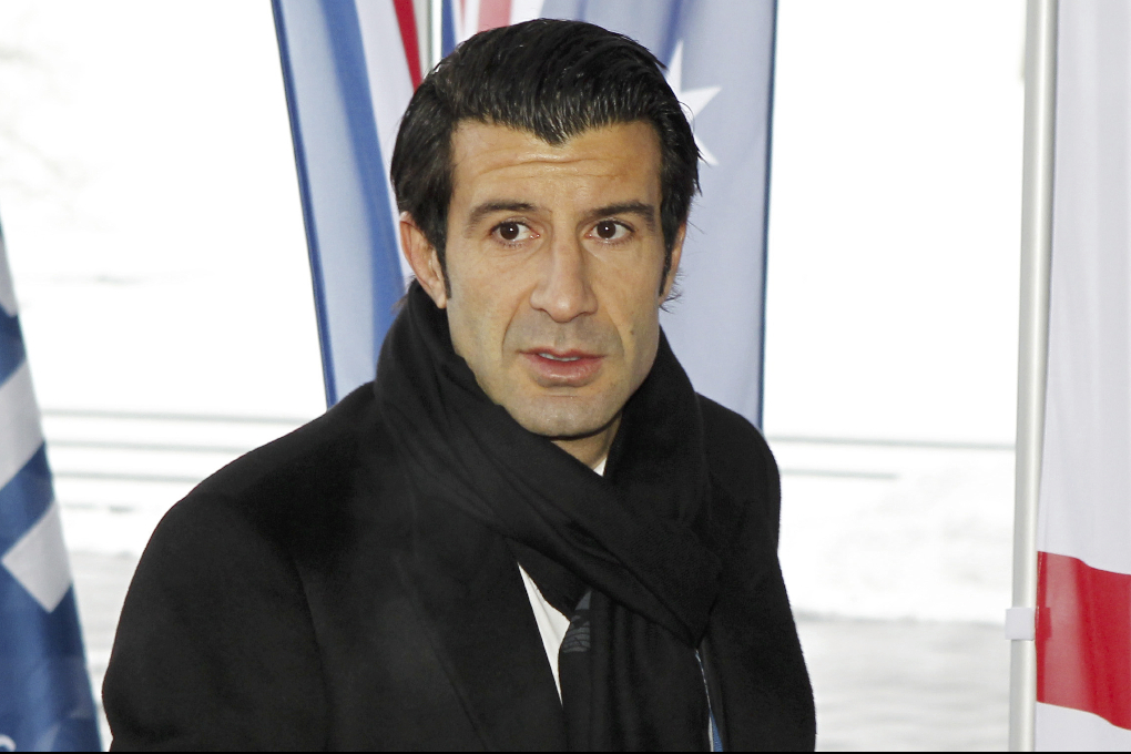Luis Figo, tidigare lagkapten för Portugal som för närvarande har emigrerat till Italien anlände till presentationerna med en hungrig blick - bjöds det på grishuvud månne? Luis Figo, tidigare lagkapten för Portugal som för närvarande har emigrerat till Italien anlände till presentationerna med en hungrig blick - bjöds det på grishuvud månne?