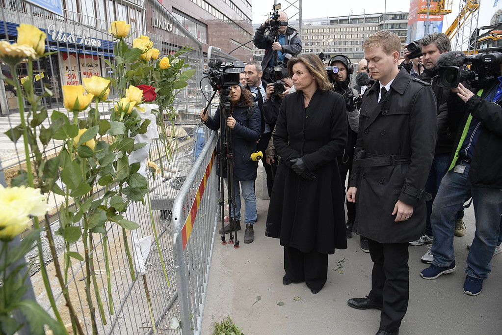 Press vid terrorattentatet Blommor på staket