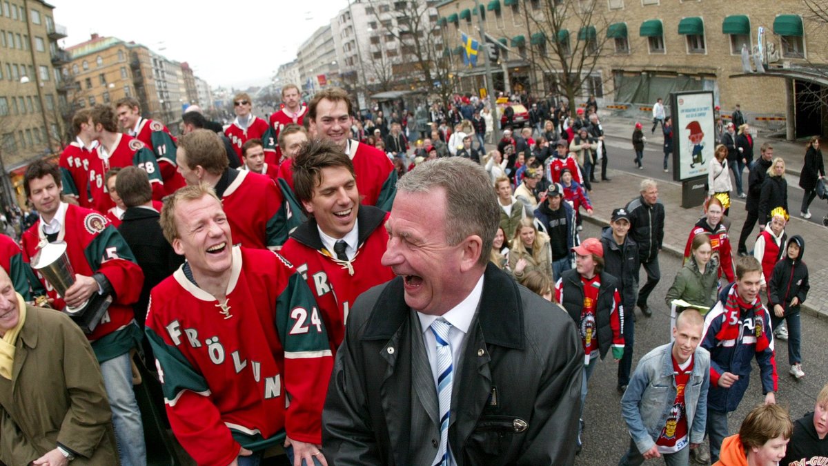 Niklas Andersson firar SM-guldet på Göteborgs gator 2005. På bilden syns även Henrik Lundqvist och tränaren Janne Karlsson.