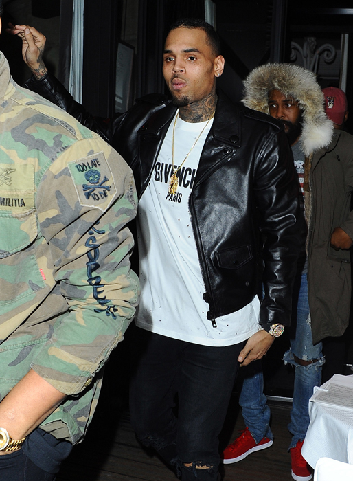 Chris Brown ränner runt i Paris. Chris Brown ränner runt i Paris.