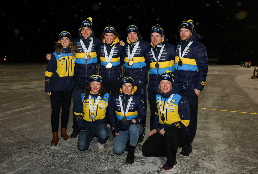 Sveriges skidskyttar visar upp sina VM-medaljer på Östersunds flygplats vid hemkomsten från skidskytte-VM. Total blev det elva svenska VM-medaljer i årets mästerskap.