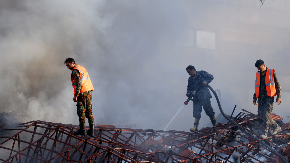 Räddningspersonal efter attacken mot Irans konsulat i Damaskus i måndags.