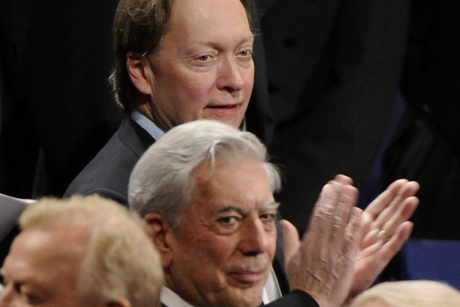 Horace Engdahl applåderar litteraturpristagaren Mario Vargas Llosa Horace Engdahl applåderar litteraturpristagaren Mario Vargas Llosa