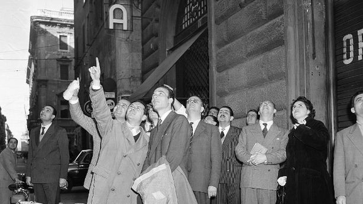 En stor folksamling fotograferade i november 1954 i Rom, Italien. Människor samlades i stora grupper runt om i hela staden och iakttog märkliga fenomen på himlen.