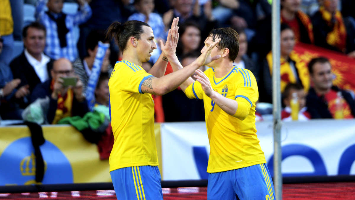 Zlatan och Källström firar ett mål ihop.