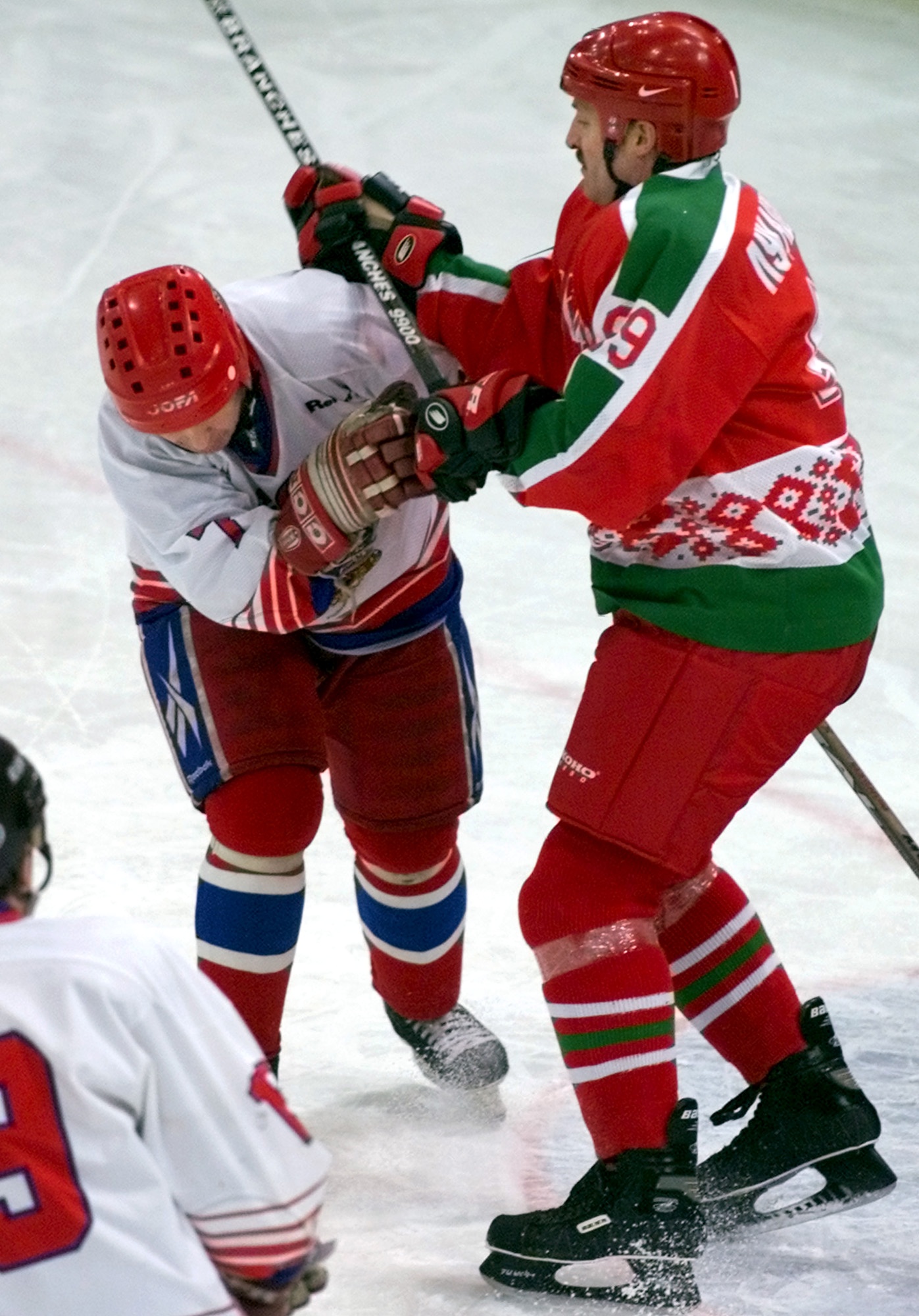 Lukasjenko spelar ishockey själv också, här i kamp med ryske Alexander Sopelkin i en match mellan landets regeringar.