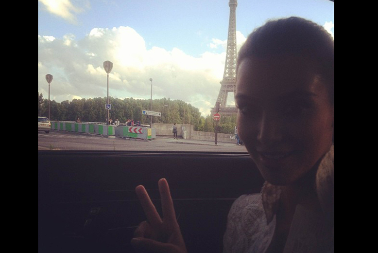 Kim Kardashian är i Paris och leker turist medan pojkvännen Kanye West uppträder med Jay-Z.