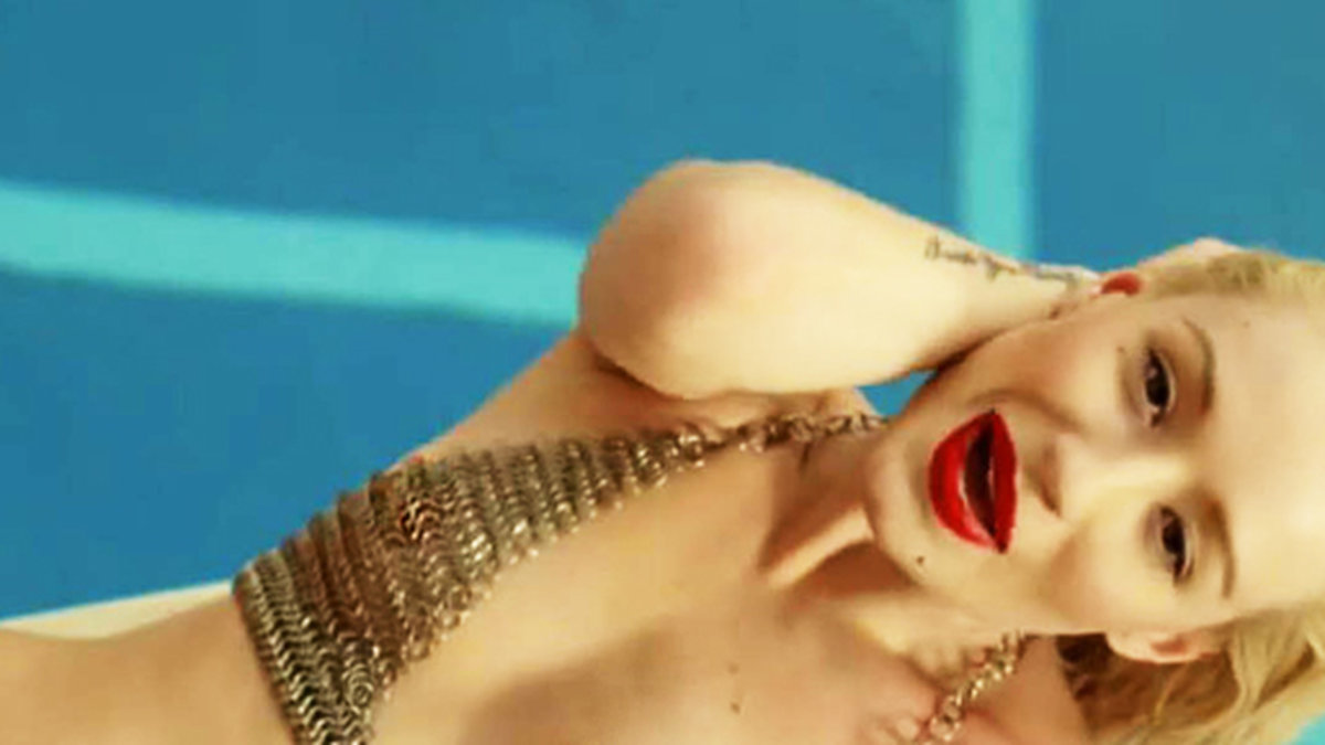 Iggy i videon till låten "Change your life". 