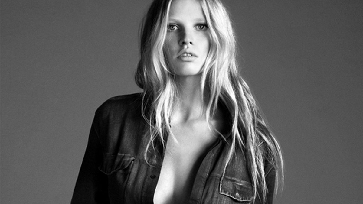 Lara Stone poserar för Calvin Klein Jeans höstkampanj.