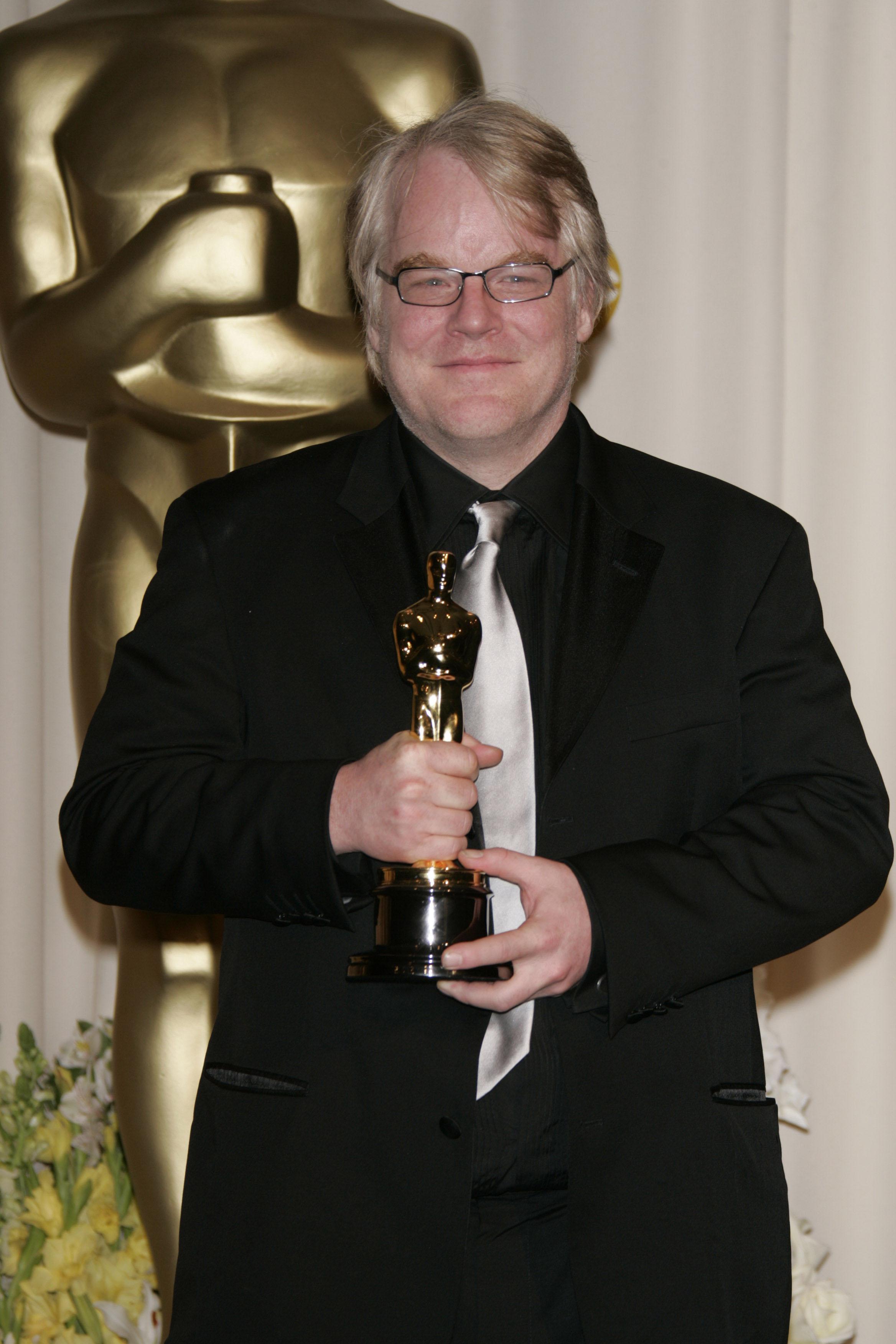 Philip Seymour Hoffman ser ut som en man i sina bästa år med en Oscar i handen. Philip Seymour Hoffman ser ut som en man i sina bästa år med en Oscar i handen.