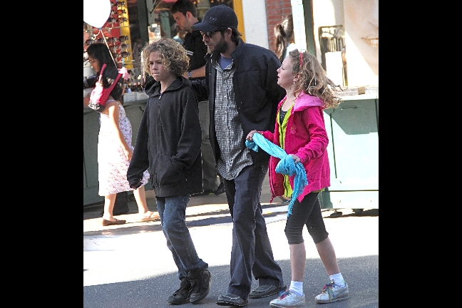Luke Perry med barn. 