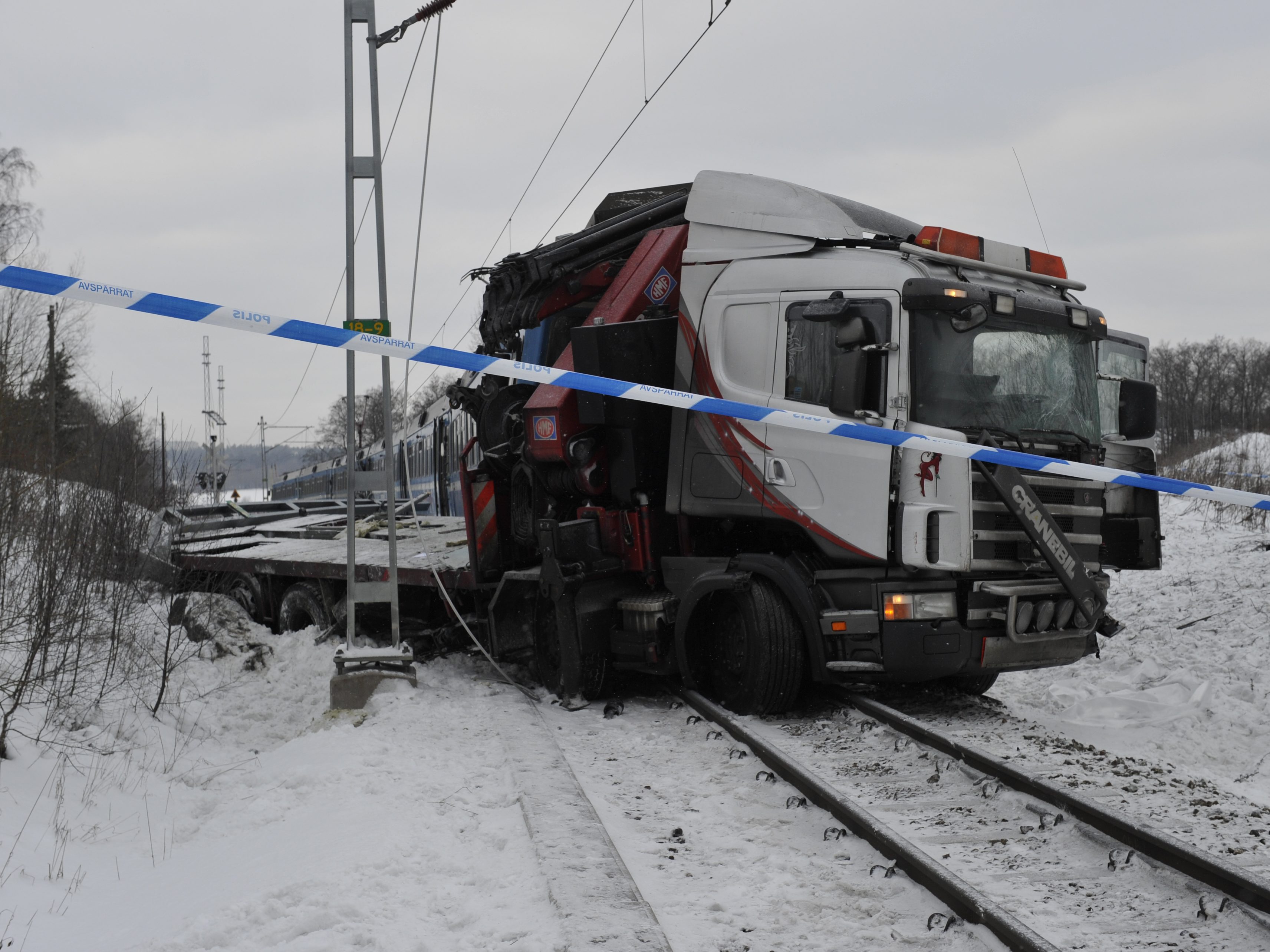 Enligt räddningstjänstens ledningsoperatör, Roger Sverndal, fastnade lastbilen  i spåret. 