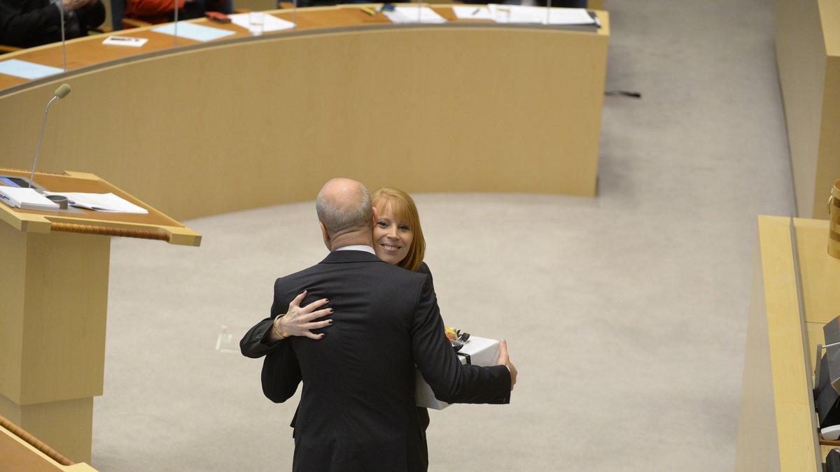 Centerledaren Annie Lööf gav en gryta i avskedspresent till förre statsministern i debatten.