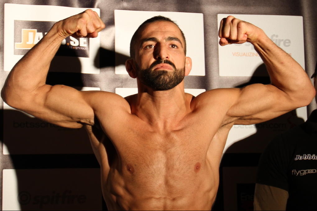 Reza Madadi spänner musklerna.