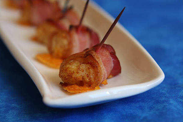 Amerikanska friterade tater tots täckta med ost och bacon. Smaskens. Amerikanska friterade tater tots täckta med ost och bacon. Smaskens.