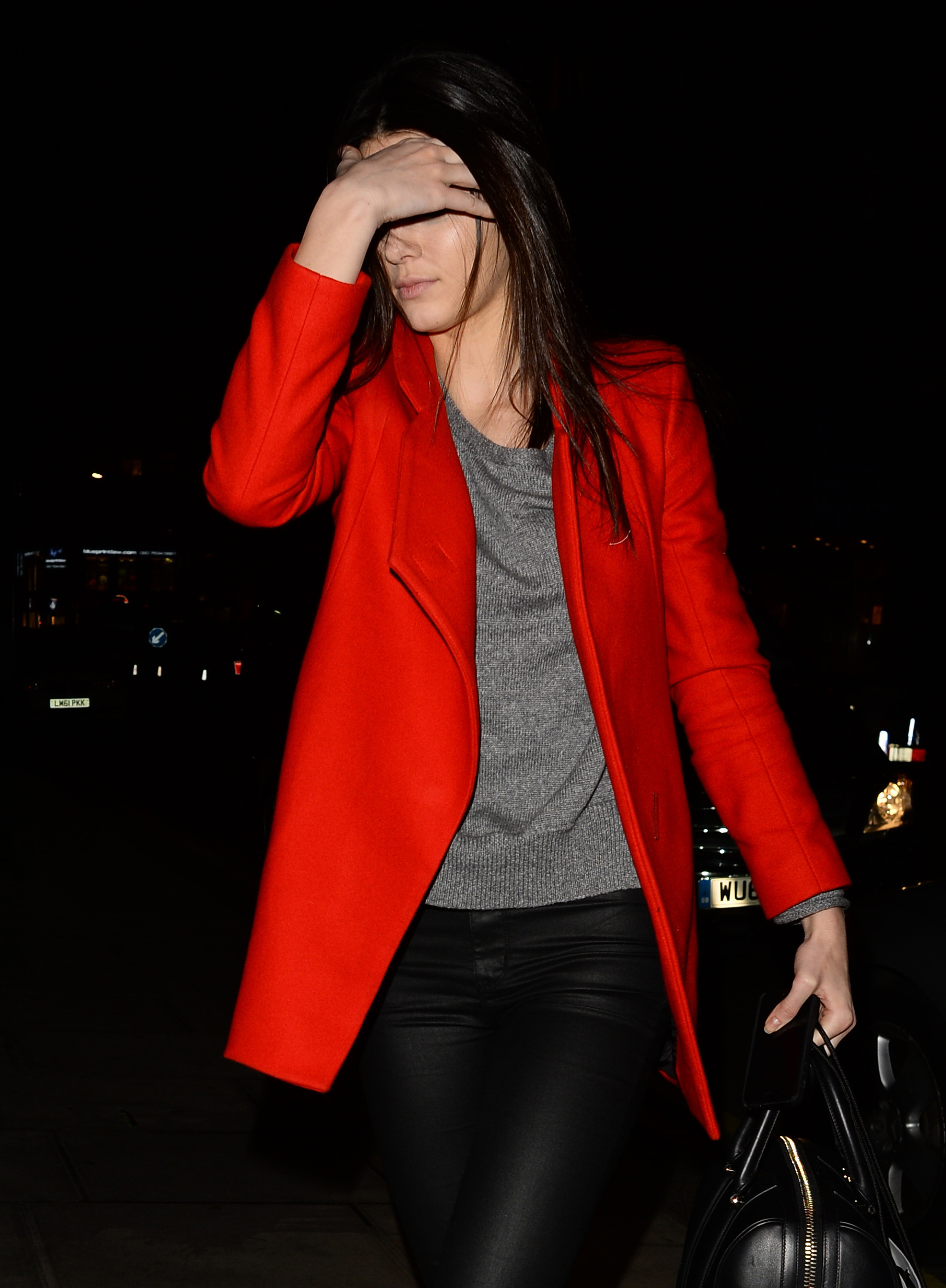 Kendall Jenner har valt en färg som syns på långa vägar. Varför inte köra på en röd kappa som man kan ha till svarta jeans och pumps? Skitsnyggt!