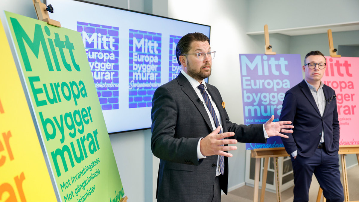 Sverigedemokraternas partiledare Jimmie Åkesson och kommunikationschefen Joakim Wallerstein när SD presenterade sin EU-valskampanj.