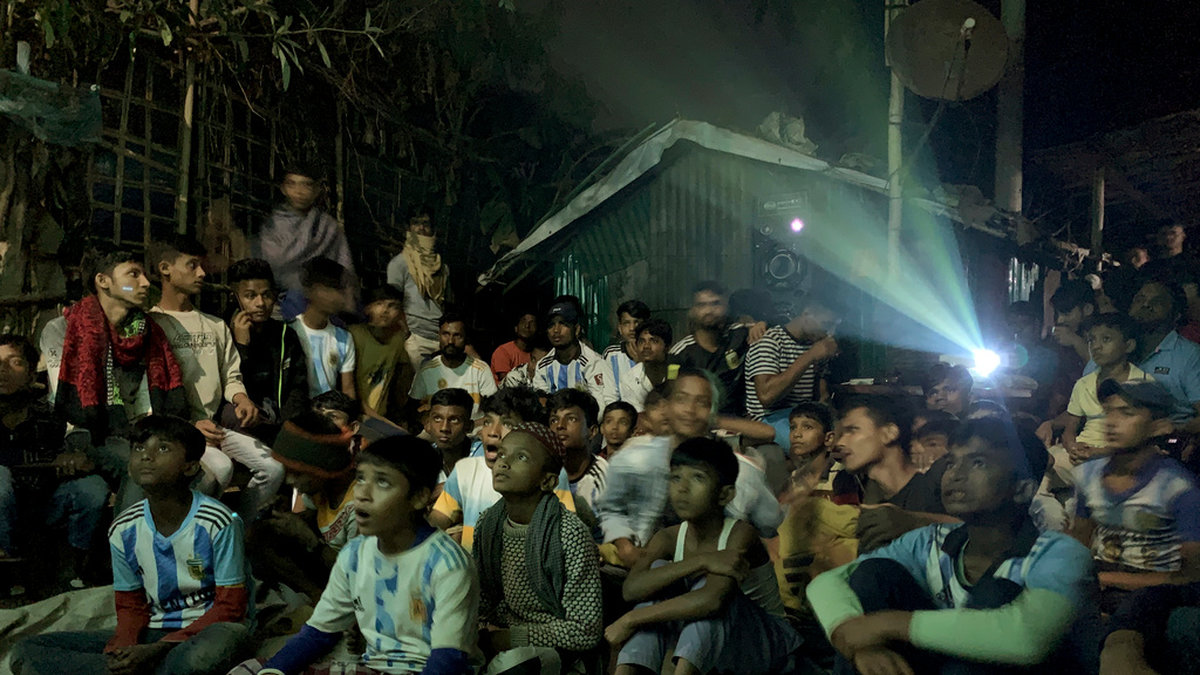 Flyktingar ur minoritetsgruppen rohingya tittar på VM-fotboll i distriktet Cox's Bazar i Bangladesh i december.