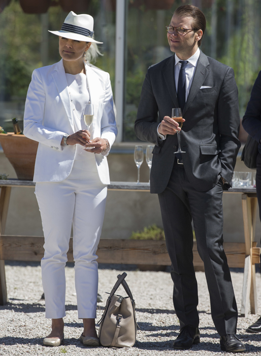 Kronprinsessan Victoria och Daniel tar ett glas på Gotland. Kronprinsessan Victoria och Daniel tar ett glas på Gotland.