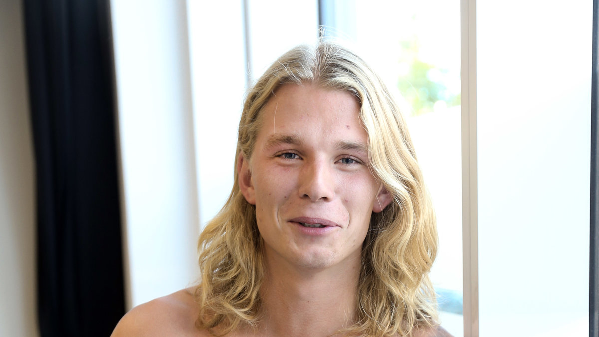 Oliver Strige, 21. Arbetar som snickare. 