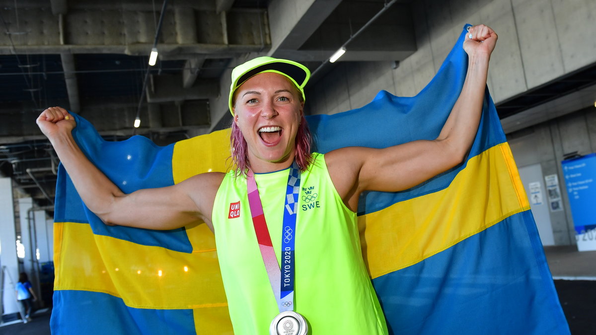 Sarah Sjöström med silvermedaljen och svensk flagga efter i 50 meter fritt under sommar-OS i Tokyo.