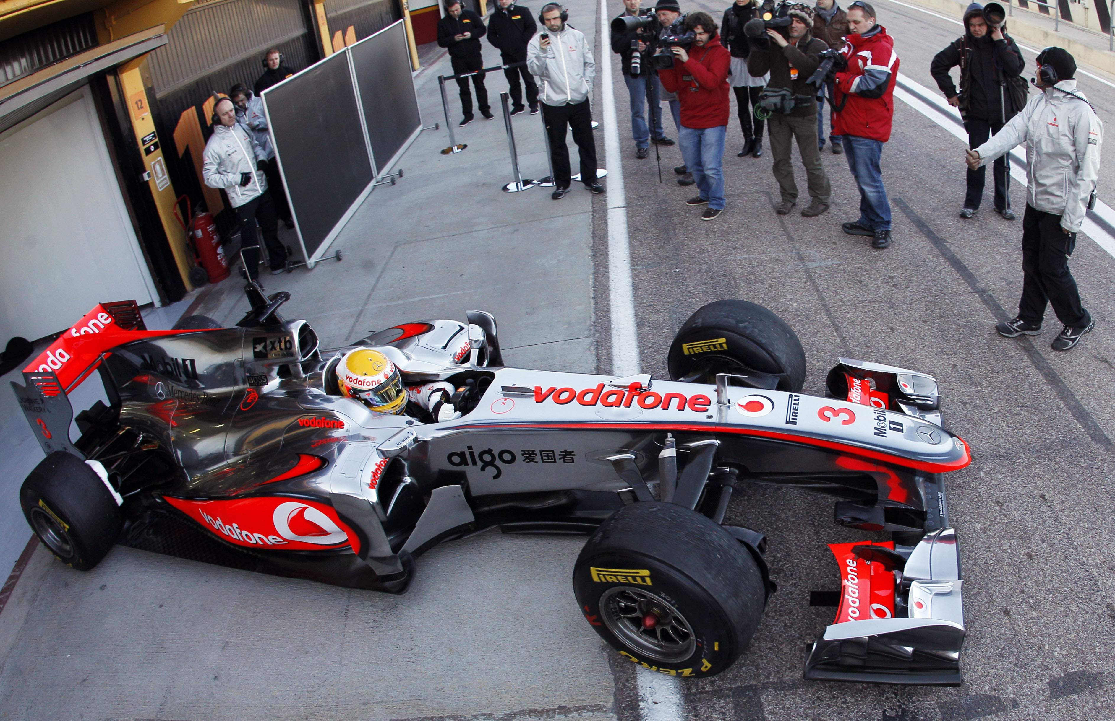 Hamilton och McLaren har haft en tuff försäsong med mycket bilkrångel. Bland annat har de byggt om bilen bara dagar innan premiären.