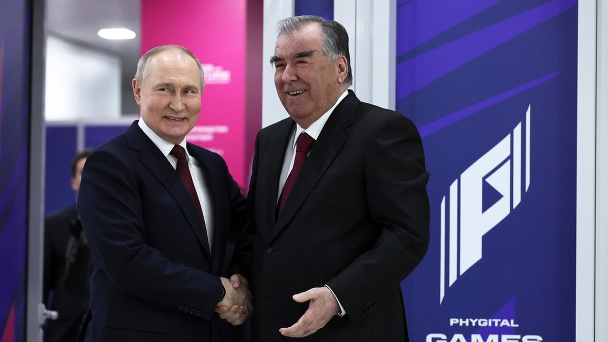Rysslands president Vladimir Putin och den tadzjikiske presidenten Emomali Rahmon i februari i år. Arkivbild.