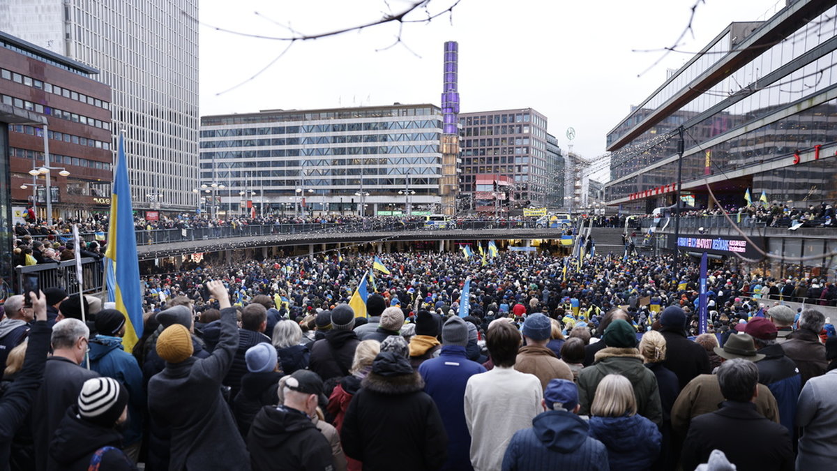 Flera tusen människor samlades vid Sergels torg för att manifestera för Ukraina.