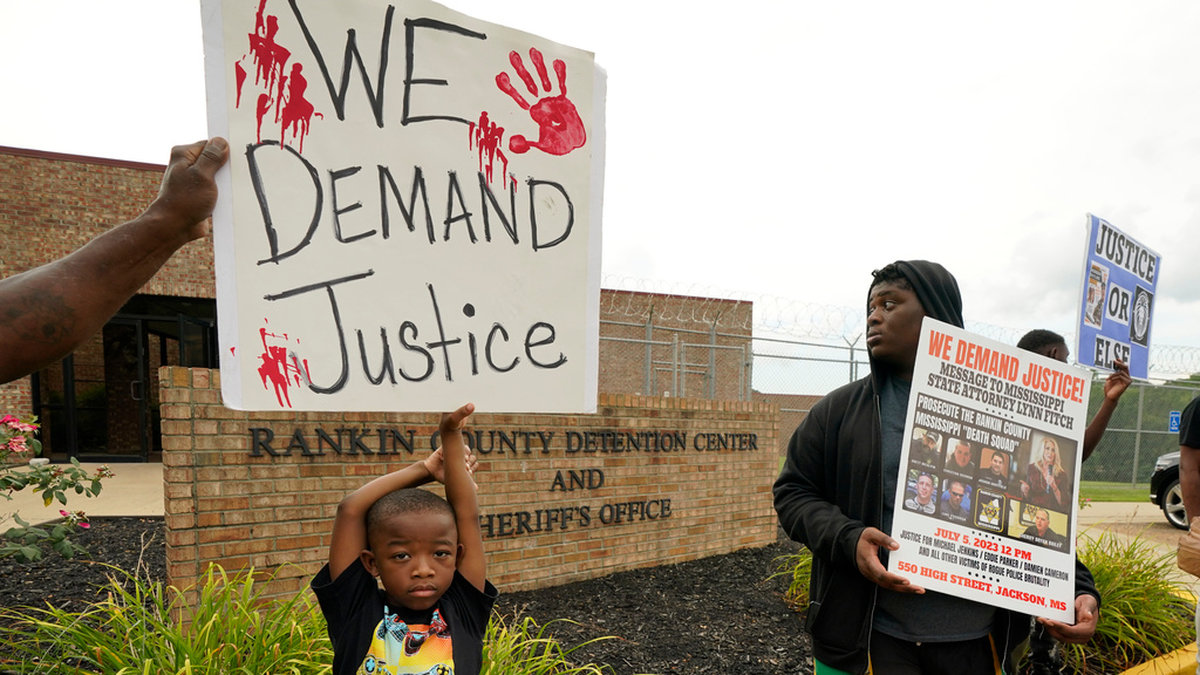 Protest mot polisbrutaliteten efter att sex vita poliser torterat två svarta män i Mississippi.