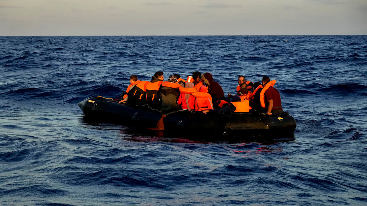 På bilden syns en gummibåt med migranter under en räddningsoperation tidigare i september. Arkivbild.