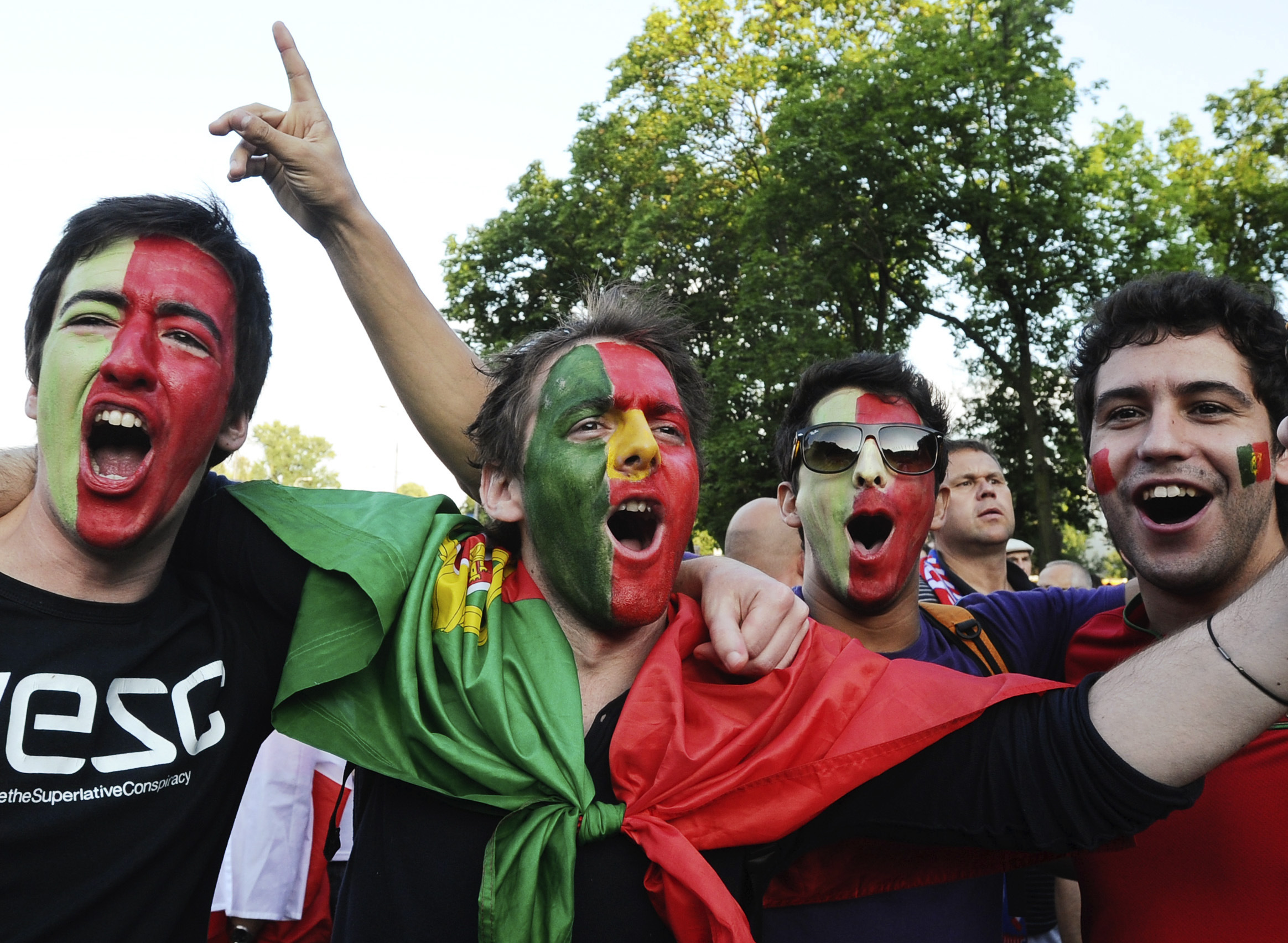 Portugisiska fans utanför Nationalstadion i Warszawa.
