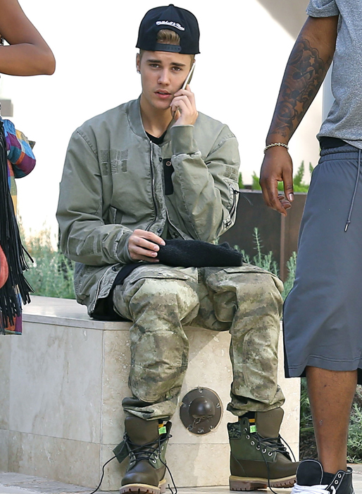 Bieber snackar i telefon. Bieber snackar i telefon.