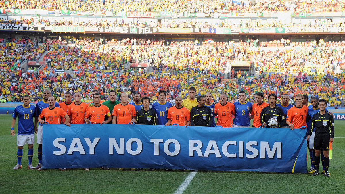 Antirasistiska budskap på fotbollsplaner blir allt vanligare. 