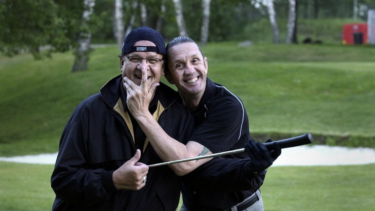 Lasse Berghagen och Nicko McBrain under en golfrunda på Ullna Golfklubb. Bilden är från 2003.