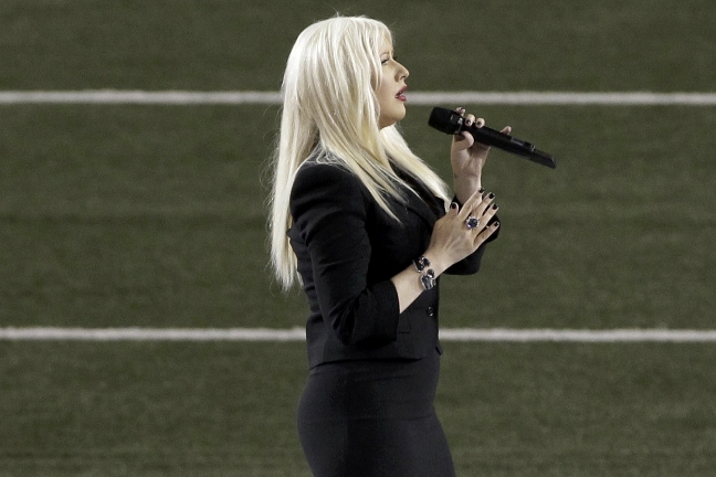 Christina Aguilera fick äran att sjunga nationalsången och tog därmed vailandet till nivåer mänskligheten aldrig tidigare hört.