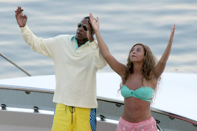 Beyoncé Knowles är också född 1981. Gud vet vad hon och maken Jay-Z gör på bilden. 
