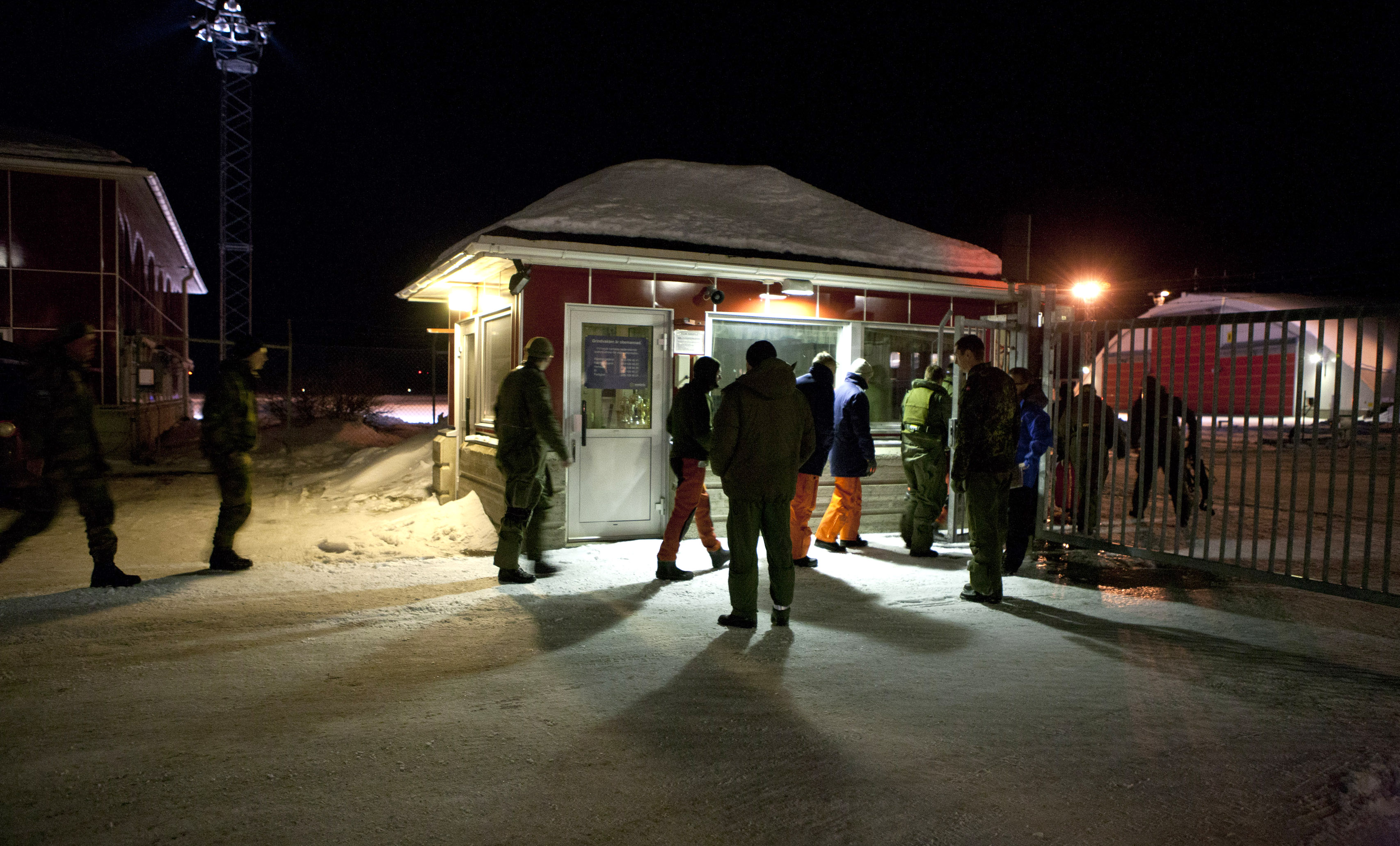Militär personal som deltar i sökinsatsen efter ett norskt Herculesplan anländer till flygplatsen i Kiruna på torsdagskvällen.